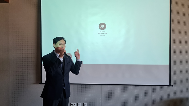 지난 19일 NHN여행박사 윤태석 대표가 안테룸 서울에서 합병 등 소식을 발표하고 있다 / 사진=김혜성 여행+ 기자