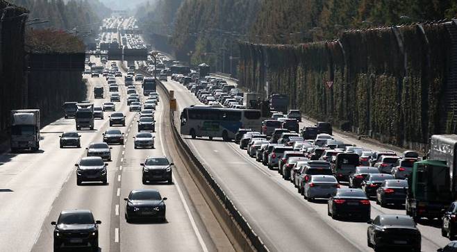 서울 서초구 경부고속도로 잠원IC 부근에서 차량들이 이동하고 있다./사진=뉴스1