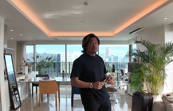 방송인 추성훈이 일본 도쿄에 위치한 럭셔리 하우스를 공개했다. [유튜브 추성훈]