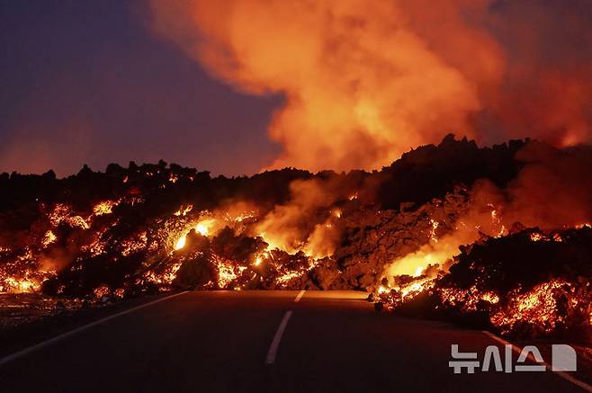 [레이캬네스=AP/뉴시스] 21일(현지시각) 아이슬란드 레이캬네스 반도에서 폭발한 화산의 용암이 블루라군 온천으로 향하고 있다. 2024.11.22.