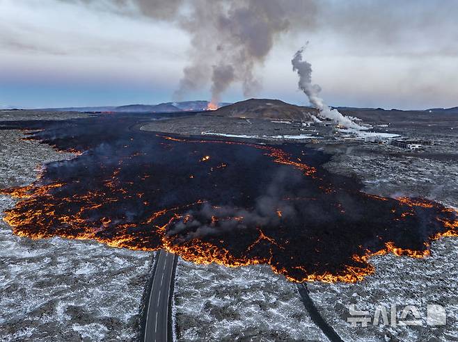 [레이캬네스=AP/뉴시스] 21일(현지시각) 아이슬란드 레이캬네스 반도에서 폭발한 화산의 용암이 블루라군 온천으로 향하고 있다. 2024.11.22.