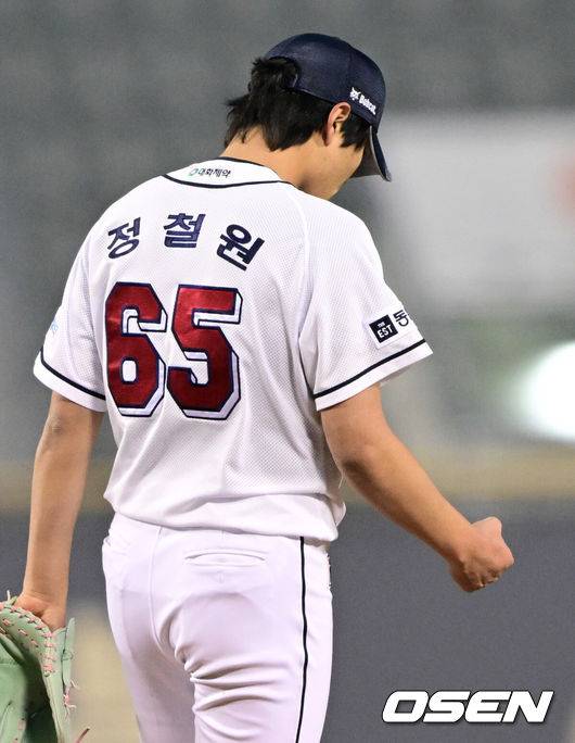 [OSEN=잠실, 조은정 기자] 6일&nbsp;오후 서울 잠실야구장에서 ‘2023 신한은행 SOL KBO리그’ 두산 베어스와 NC 다이노스의 경기가 열렸다.8회초 2사 만루 두산 정철원이 NC 천재환을 삼진으로 돌려세운뒤 주먹을 쥐고 있다. 2023.04.06 /cej@osen.co.kr