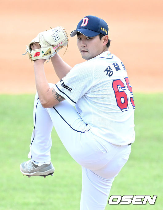 [OSEN=이천, 이대선 기자] 11일 오후 경기도 이천 베어스 파크에서 2024 메디힐 KBO 퓨처스리그 두산 베어스와 삼성 라이온즈의 경기가 열렸다.6회초 무사에서 두산 정철원이 역투하고 있다. 2024.05.11