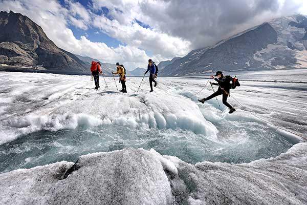 녹은 빙하수가 세차게 흐르는 물길을 뛰어 넘는다. 빙하기에 얼어붙은 것들이 6만 년이 지난 지금 녹아서 흘러간다.