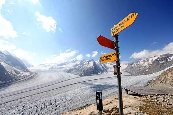콩코르디아산장 마당에서 본 콩코르디아플라츠. 4개의 빙하 계곡이 만나는 거대한 합수점이자 광장이다.
