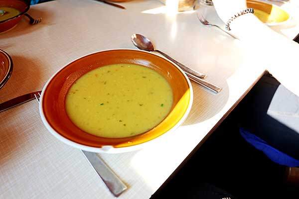 스프를 비롯한 몇 가지 음식이 나온다. 일반 식당처럼 선택할 수 있는 메뉴가 있는 건 아니다.