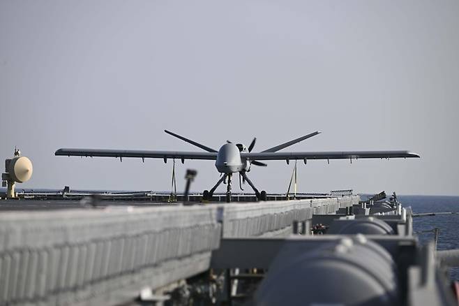 12일 해군이 실시한 전투실험에 참가한 모하비 무인기가 대형수송함 독도함 비행갑판에서 이륙 직전 대기하고 있다. 해군 제공