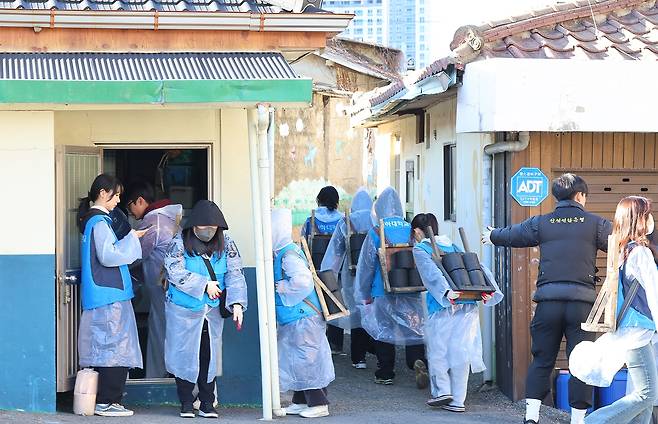 사랑의 연탄 나눔 임순석 기자 soonseok@yna.co.kr