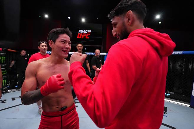 ‘ROAD TO UFC’ 시즌3 플라이급 토너먼트 결승전에서 맞붙는 최동훈(왼쪽)과 키루 싱 사호타가 서로 페이스오프를 갖고 있다. 사진=UFC