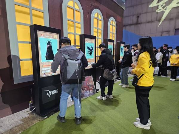 - 스크린에 제시된 형상을 보고 어떤 캐릭터인지 맞춰야 한다