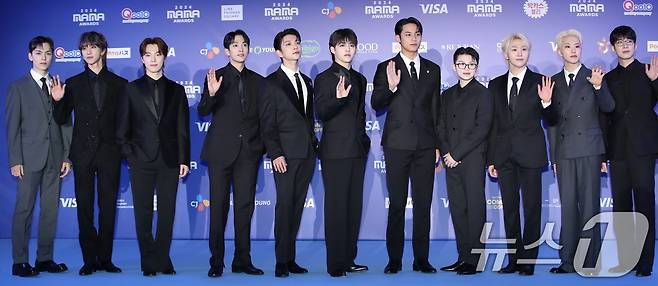 세븐틴 버논(왼쪽부터)과 디에잇, 디노, 도겸, 조슈아, 에스쿱스, 민규, 우지, 승관, 호시, 원우가 23일 일본 오사카 쿄세라 돔에서 열린 '2024 마마 어워즈'(MAMA AWARDS) 레드카펫 행사에 참석해 포즈를 취하고 있다. 2024.11.23/뉴스1 ⓒ News1 권현진 기자