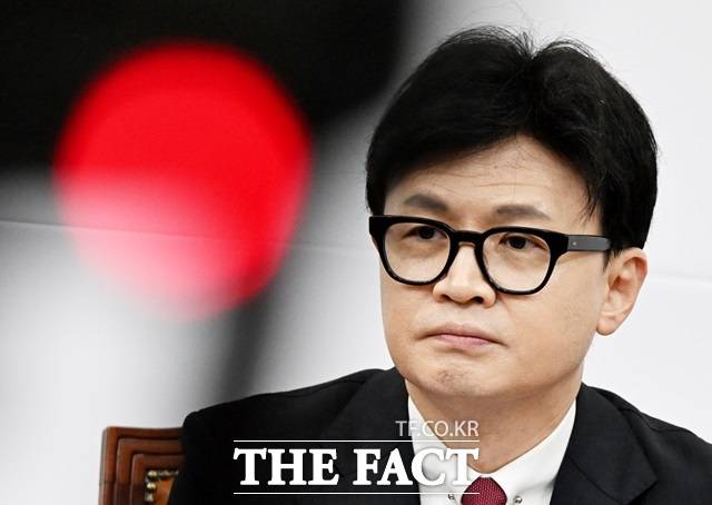 한동훈 국민의힘 대표가 본인과 가족 명의로 윤석열 대통령 부부에 대한 비방글이 올라왔다는 '당원게시판 논란'에 대해 명확한 해명을 내놓지 않고 있다. 당내 갈등은 증폭되는 모양새다. /배정한 기자