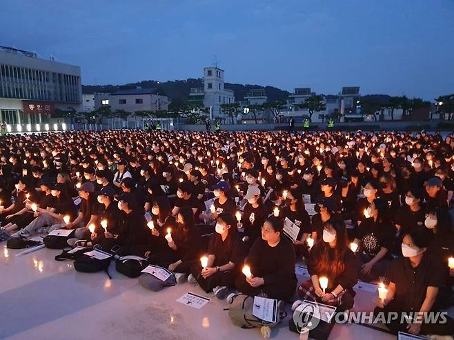 지난 2023년 6월12일 동덕여대 학생들이 등교 중 교내에서 트럭에 치여 숨진 이 학교 학생 ㄱ씨를 추모하는 집회를 열었다. 연합뉴스