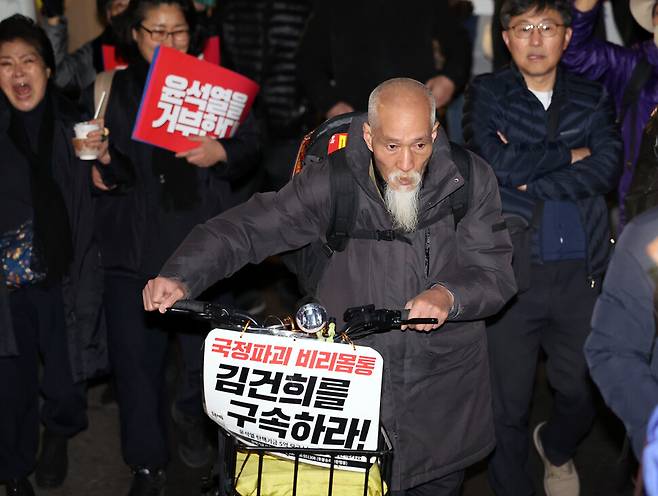 ‘김건희 채상병 특검 추진, 국정농단 규명! 윤석열을 거부한다 2차 시민행진’ 집회에서 참석자들이 명동역을 향해 행진하고 있다. 김태형 기자