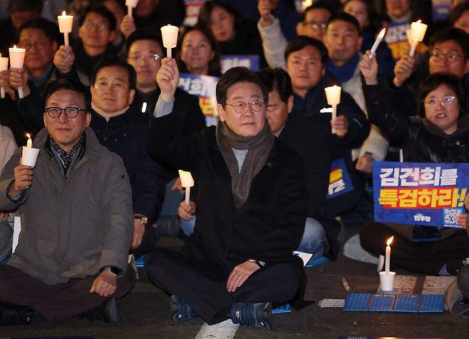 23일 2차 시민행진 집회에서 이재명 민주당 대표가 촛불을 들고 있다. 김태형 기자