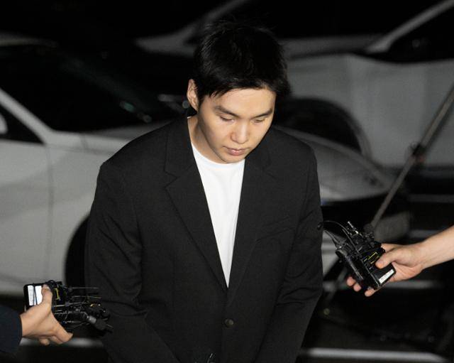 만취 상태로 전동 스쿠터를 운전한 혐의로 입건된 그룹 BTS의 멤버 슈가가 지난 8월 서울 용산경찰서에 출석하고 있다. 한국일보 자료사진