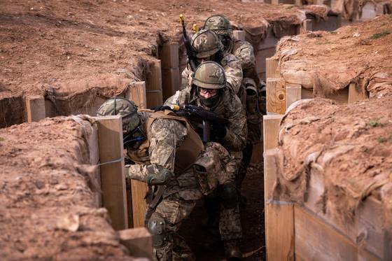우크라 병사들이 참호전 훈련을 하고 있다. 러 -우크라 전선은 평야와 구릉만 있어 1차 대전 당시 치열했던 참호전이 재연되고 있다. [로이터=연합뉴스]