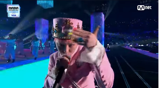 지드래곤이 핑크 군복을 입고 ’MAMA‘ 전설을 썼다.사진=엠넷 방송캡처