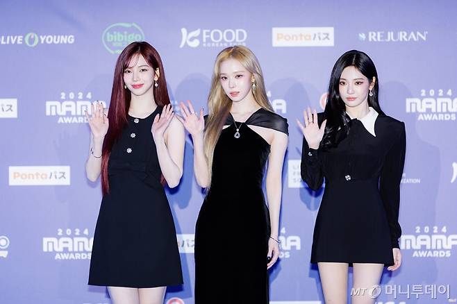 걸그룹 에스파가 23일 일본 오사카 쿄세라 돔에서 열린 '2024 마마 어워즈'(MAMA AWARDS) 레드카펫 행사에 참석해 포즈를 취하고 있다. / 사진=머니투데이 DB