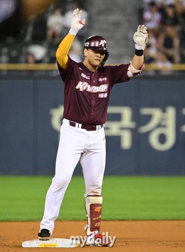 2024년 9월 11일 서울 잠실구장에서 '2024 신한 SOL Bank KBO리그, 키움 히어로즈와 LG 트윈스의 경기가 열렸다. 키움 김건희가 3회초 2사 후 2루타를 친 뒤 기뻐하고 있다./마이데일리