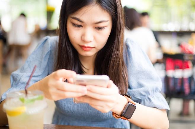 휴대폰을 통해 사람들의 대화를 도청해 맞춤형 광고에 활용하고 있다는 의혹이 전세계적으로 확산된 가운데 이를 확인할 수 있는 테스트 방법이 공개됐다. [123rf]