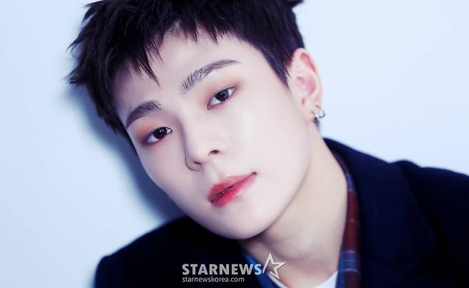 그룹 휘브(WHIB) 제이더가 데뷔 1주년을 맞아 서울 종로구 스타뉴스 사옥에서 진행된 인터뷰에 앞서 포즈를 취하고 있다.  휘브는 지난해 11월 8일 싱글 1집 '컷-아웃(Cut-Out)' 더블 타이틀곡 '뱅!(BANG!)'과 '디지(DIZZY)'를 통해 가요계에 데뷔했다. 이들은 1년 동안 '컷-아웃'부터 '이터널 유스: 킥 잇(ETERNAL YOUTH : KICK IT)', '러시 오브 조이(Rush of Joy)'까지 3개의 앨범을 발매하며 활발한 활동을 펼쳤다. /사진=김창현 chmt@