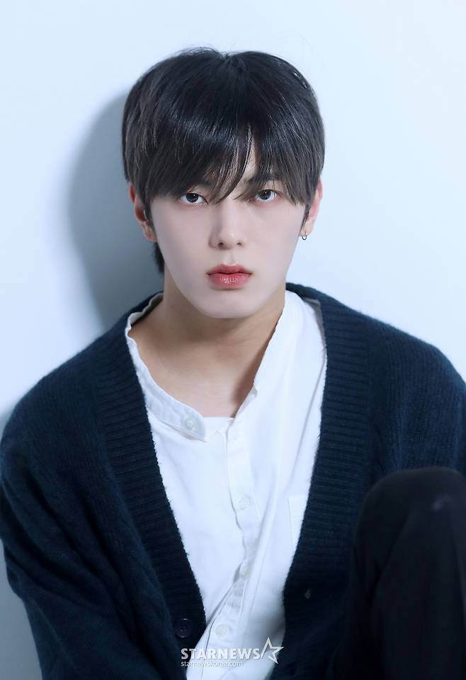 그룹 휘브(WHIB) 이정이 데뷔 1주년을 맞아 서울 종로구 스타뉴스 사옥에서 진행된 인터뷰에 앞서 포즈를 취하고 있다.  휘브는 지난해 11월 8일 싱글 1집 '컷-아웃(Cut-Out)' 더블 타이틀곡 '뱅!(BANG!)'과 '디지(DIZZY)'를 통해 가요계에 데뷔했다. 이들은 1년 동안 '컷-아웃'부터 '이터널 유스: 킥 잇(ETERNAL YOUTH : KICK IT)', '러시 오브 조이(Rush of Joy)'까지 3개의 앨범을 발매하며 활발한 활동을 펼쳤다. /사진=김창현 chmt@