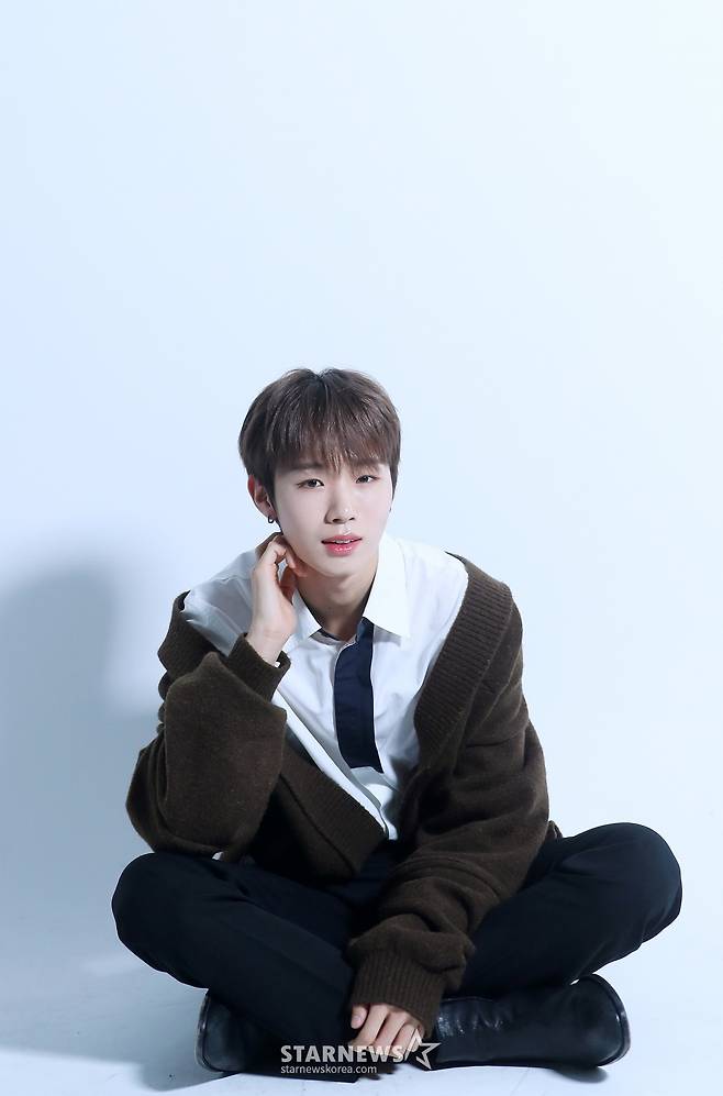 그룹 휘브(WHIB) 원준이 데뷔 1주년을 맞아 서울 종로구 스타뉴스 사옥에서 진행된 인터뷰에 앞서 포즈를 취하고 있다.  휘브는 지난해 11월 8일 싱글 1집 '컷-아웃(Cut-Out)' 더블 타이틀곡 '뱅!(BANG!)'과 '디지(DIZZY)'를 통해 가요계에 데뷔했다. 이들은 1년 동안 '컷-아웃'부터 '이터널 유스: 킥 잇(ETERNAL YOUTH : KICK IT)', '러시 오브 조이(Rush of Joy)'까지 3개의 앨범을 발매하며 활발한 활동을 펼쳤다. /사진=김창현 chmt@