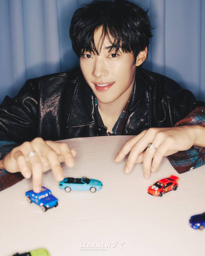 배우 우도환이 13일 오전 서울 종로구 삼청로의 한 카페에서 진행된 넷플릭스 시리즈 'Mr.플랑크톤' 관련 인터뷰를 위해 포즈를 취하고 있다.  우도환은 극 중 세상을 부유하는 플랑크톤처럼 세상을 살다가 인생을 뒤흔드는 충격적 소식을 접하고 방랑을 떠나는 '해조' 역을 맡았다. / 사진제공=넷플릭스 /사진=김창현 chmt@