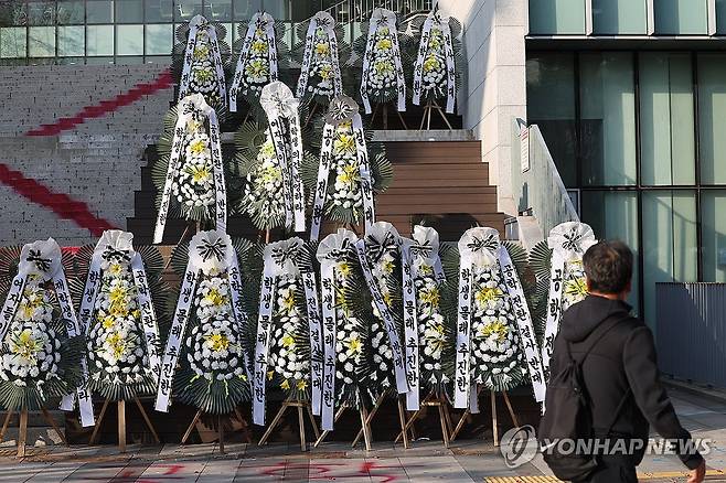 남녀공학 전환 추진 항의 거센 동덕여대 (서울=연합뉴스) 김성민 기자 = 동덕여자대학교의 남녀공학 전환 추진 논의에 반발한 학생들이 지난 12일 오전 서울 성북구 동덕여대 백주년기념관에 근조화환을 세워두고 있다. 2024.11.23 ksm7976@yna.co.kr