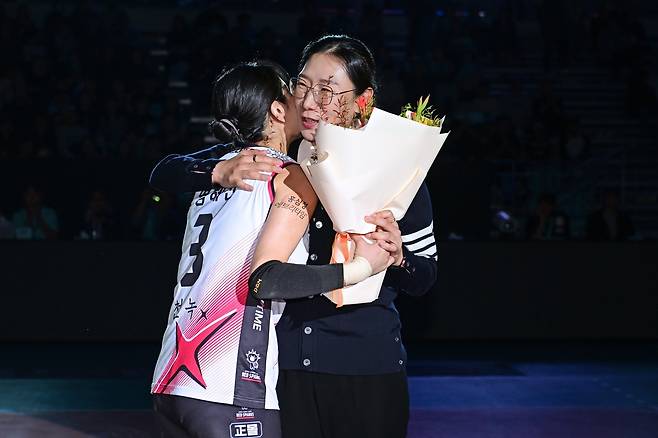 정관장 세터 염혜선과 포옹하는 한수지 (서울=연합뉴스) 한수지(오른쪽)가 23일 서울 장충체육관에서 열린 자신의 은퇴식에서 정관장 세터 염혜선과 포옹하고 있다. [한국배구연맹 제공. 재판매 및 DB금지]