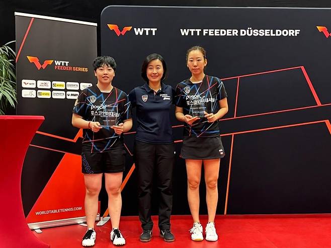 WTT 뒤셀도르프 여복 준우승 양하은(오른쪽), 유한나(왼쪽)와 전혜경 감독(중앙)  [포스코인터내셔널 제공. 재판매 및 DB 금지]