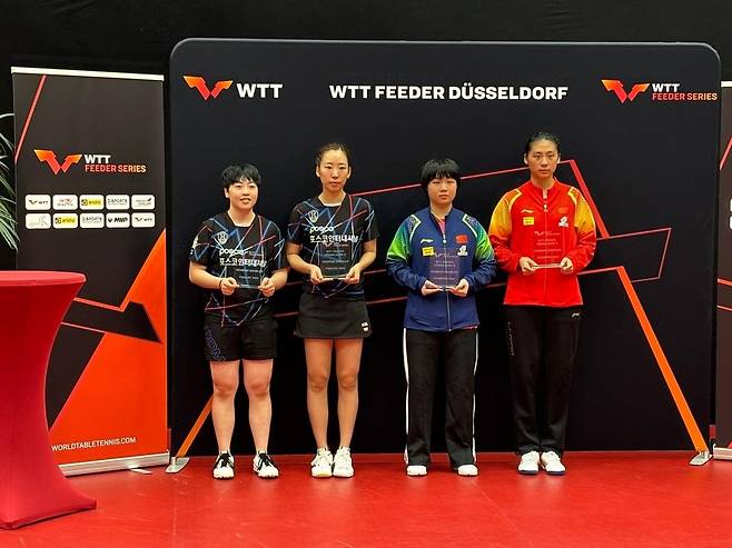 시상식 후 포즈 취한 유한나(맨 왼쪽), 양하은과 중국 선수들 [포스코인터내셔널 제공. 재판매 및 DB 금지]