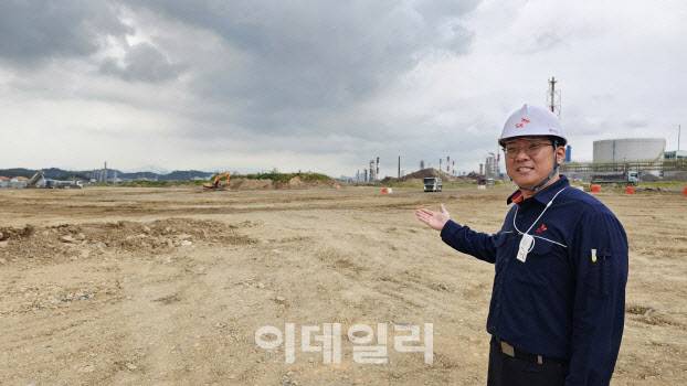 SK지오센트릭 관계자가 지난달 13일 울산 남구의 SK이노베이션 정유화학 복합단지 ‘울산 콤플렉스(CLX)’ 내 울산 ARC(Advanced Recycling Cluster) 공사 현장을 소개하고 있다. (사진=SK지오센트릭)