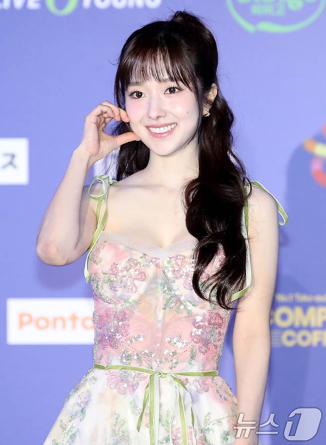 방송인 이혜성이 23일 일본 오사카 쿄세라 돔에서 열린 '2024 마마 어워즈'(MAMA AWARDS) 레드카펫 행사에 참석해 볼 하트를 전하고 있다. ⓒ News1 권현진 기자