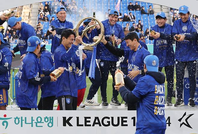 샴페인 세리머니 하는 울산 HD

    (울산=연합뉴스) 김용태 기자 = 23일 울산 문수축구경기장에서 하나은행 K리그1 2024 우승팀인 울산 HD 선수들이 샴페인을 터뜨리며 환호하고 있다. 2024.11.23