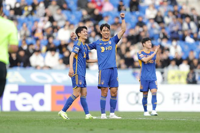 울산문수축구경기장/ K리그1/ 울산HDFC vs 수원FC/ 울산 아타루 득점, 박주영 도움, 이청용/ 골 세레머니/ 사진 김정수