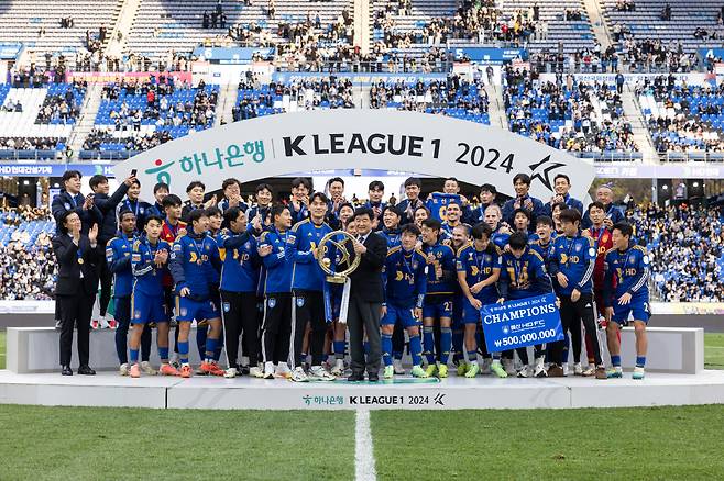 울산문수축구경기장/ K리그1/ 울산HDFC vs 수원FC/ 우승 트로피 세레머니/ 사진 이완복