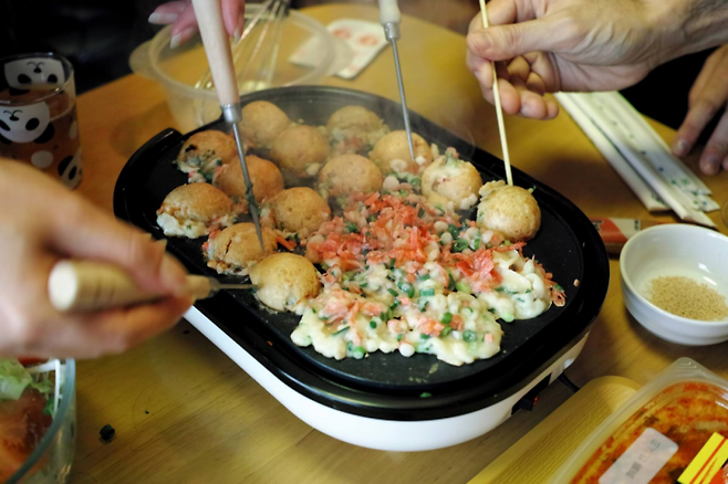 '타코파'에 참여한 사람들이 타코야끼를 만들고 있다. 스페이스 마켓 홈페이지.