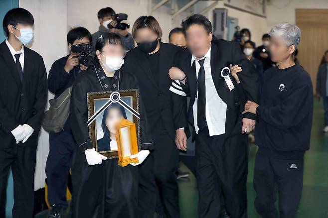 지난 4월 20일 오전 인하대학교 장례식장에서 전세사기 피해 사망자 D씨(30대)의 발인식이 진행되고 있다. D씨는 인천 미추홀구 전세사기 피해자 중 2번째 사망자가 발생한지 사흘만인 지난 4월 17일 자택에서 극단적 선택을 했다. D씨는 전세 보증금 9000만원을 돌려받지 못한 피해자로 아파트에서는 유서가 발견됐다. /뉴스1