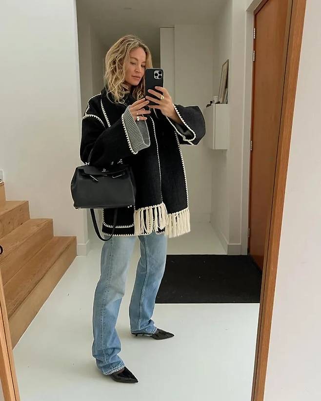 이번 겨울 시즌 스카프 코트 유행이 돌아왔다. @anoukyve