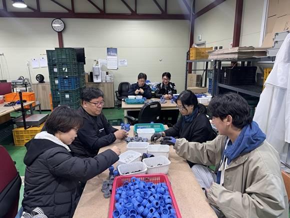 충북도 대변인실 직원들이 지난 23일 청주시 서원구 현도면의 장애인 보호 기업 ‘하늘재보호작업장’에서 일손을 돕고 있다. [사진=충북도]