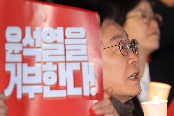 더불어민주당 이재명 대표가 23일 오후 서울 종로구 광화문 북측광장 인근에서 열린 '김건희-채상병 특검 추진! 국정농단 규명! 윤석열을 거부한다 2차 시민행진'에 참석해 구호를 외치고 있다. [연합뉴스]