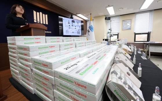 지난 20일 서울 서초구 중앙지검에서 열린 프로포폴 등 불법투약 전문 의료기관 적발결과 브리핑 현장에 마약류 압수품이 진열돼 있다. 서울중앙지검 마약범죄 특별수사팀은 마약류관리에 관한 법률 위반(향정), 약사법 위반, 보건범죄단속에 관한 특별조치법 위반 혐의 등으로 의사 서 모 씨(64) 등 7명을 구속 기소하고 24명을 불구속 기소했다고 밝혔다. [뉴스1]