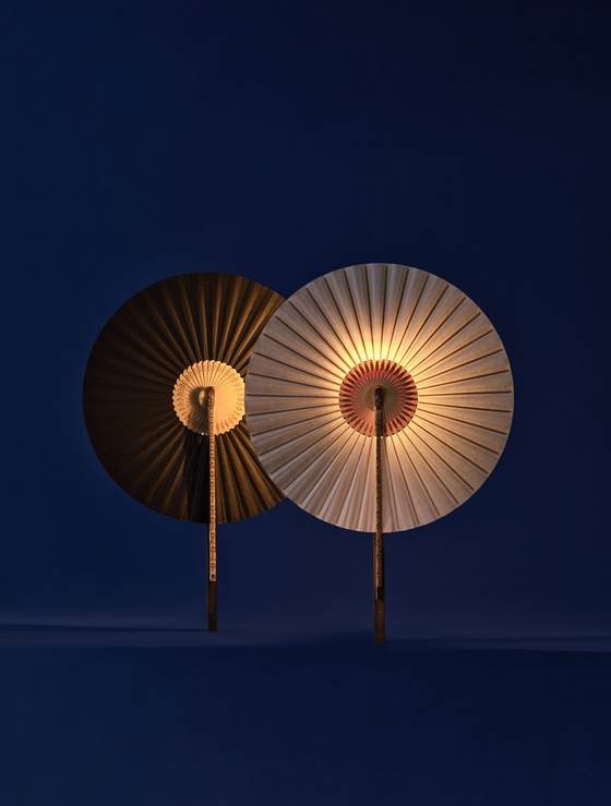 국가유산진흥원과 넥슨재단이 함께 진행한 ‘시간의 마법사: 다른 세계를 향해’ 특별 전시 중 김동식 국가무형유산 선자장 보유자가 게임 '바람의 나라'에 등장하는 부채를 재해석해 만든 윤선 조명. [사진 국가유산진흥원]