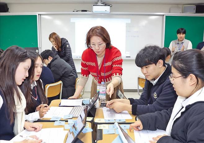 지난 19일 ‘국제 바칼로레아’(IB·International Baccalaureate) 학제로 운영되는 경북대사범대학부속고 2학년 10반 학생들이 류언아 교사의 지도에 따라 ‘지식이론’ 수업에 참여하고 있다.  대구교육청 제공