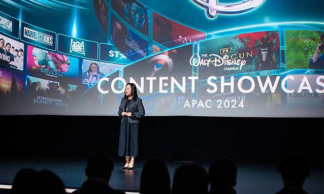 월트디즈니 컴퍼니 아시아 태평양 지역(APAC)이 지난 20~21일 싱가포르에서 연 ‘디즈니 콘텐츠 쇼케이스 2024’에서 한국 콘텐츠는 집중적으로 조명받았다. 사진은 디즈니 콘텐츠 전략을 발표하는 캐럴 초이 디즈니 아태지역 오리지널 콘텐츠 전략 총괄. 월트디즈니 컴퍼니 제공