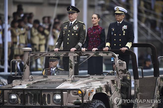 멕시코 혁명기념일 행사 참석한 셰인바움 대통령(가운데) [멕시코시티 AFP=연합뉴스. 재판매 및 DB 금지]