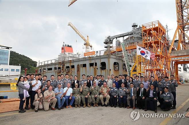 미 해군 함정, 국내최초 한화오션에서 창정비     (거제=연합뉴스) 한화오션이 미 해군 MRO 사업 입찰에 참여해 수주한 미국 해군 군수지원함 '월리 쉬라'함이 지난 9월 2일 한화오션 거제사업장에 입항했다. 입항 행사에 참석한 양국 관계자들이 기념 촬영하고 있다. [한화오션 제공. 재판매 및 DB 금지]