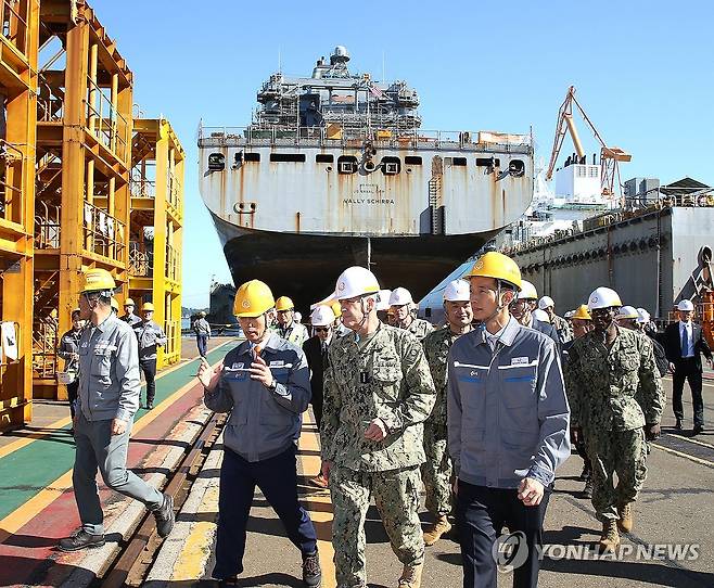 미 해군 태평양함대 사령관과 만난 김동관 부회장     (거제=연합뉴스) 김동관 한화그룹 부회장(앞줄 오른쪽 첫 번째)과 스티븐 쾰러 미국 해군 태평양함대 사령관(앞줄 오른쪽 두 번째)이 지난 10월 24일 경남 거제시 한화오션 거제사업장에서 '월리 쉬라'함 정비 현장을 둘러보고 있다. [한화그룹 제공. 재판매 및 DB 금지]